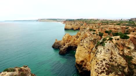 Acantilados-con-mar,-cerca-de-Ponte-Piedade-Lagos-Portugal-Vista-aérea