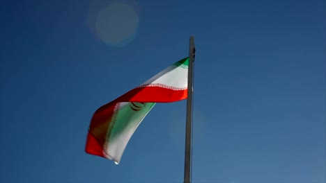 Bandera-Nacional-de-Irán-en-un-asta-de-bandera