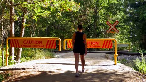 Railroad-Crossing-muestra-en-sendero-camino