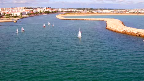 Luftbild-vom-Segeln-in-den-Hafen-von-Lagos-in-der-Algarve-Portugal