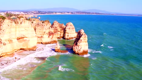 Luftaufnahmen-von-natürlichen-Felsen-bei-Lagos-in-Portugal