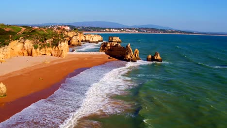 Luftaufnahmen-von-natürlichen-Felsen-bei-Lagos-in-Portugal