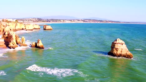 Luftaufnahmen-von-natürlichen-Felsen-bei-Lagos-in-Portugal