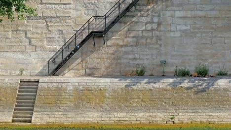 Eine-Leiter,-die-zu-einem-Gebäude-in-Paris-führt