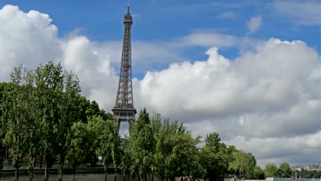 Más-cerca-de-la-torre-Eiffel-en-París
