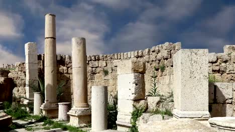 Roman-ruins-in-the-Jordanian-city-of-Jerash-(Gerasa-of-Antiquity),-capital-and-largest-city-of-Jerash-Governorate,-Jordan