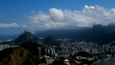 Blick-auf-Rio-de-Janeiro-form-oben-auf-dem-Hügel