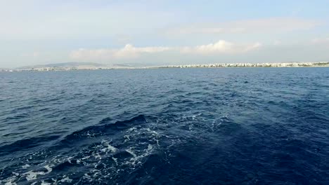 Kann-man-die-Landschaft-der-Berge-und-das-Mittelmeer,-in-der-Ferne-sehen-Sie-die-Häuser-von-Athen.-Sommer-klaren-Tag,-weißen-Wolken-am-Himmel,-ruhiges-Meer.-Blick-vom-Meer