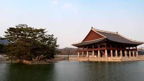 Kyeonghoe-ru-Pavilion-im-Gyeongbokgung-Palace-Timelapse,-Seoul,-Südkorea,-4K-Zeitraffer