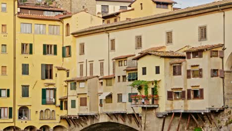 Ponte-Vecchio-bridge-in-Florence,-Italy.-The-Ponte-Vecchio-("Old-Bridge")-is-a-Medieval-stone-closed-spandrel-segmental-arch-bridge-over-the-Arno-River,-in-Florence,-Italy.