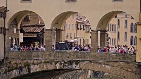 Ponte-Vecchio-bridge-in-Florence,-Italy.-The-Ponte-Vecchio-("Old-Bridge")-is-a-Medieval-stone-closed-spandrel-segmental-arch-bridge-over-the-Arno-River,-in-Florence,-Italy.