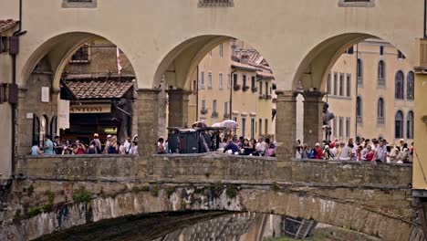 Puente-de-Ponte-Vecchio-en-Florencia,-Italia.-El-Ponte-Vecchio-\"(puente-viejo-del)-es-un-puente-Medieval-piedra-cerrado-spandrel-segmentario-arco-sobre-el-río-Arno,-en-Florencia,-Italia.