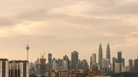 Kuala-Lumpur-Stadtbild-Sonnenuntergang-Zeitraffer