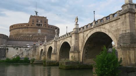 Italien-Rom-Stadtschloss-des-Heiligen-Engels-Brücke-Tiber-Fluss-Bucht-zu-Fuß-Panorama-4k