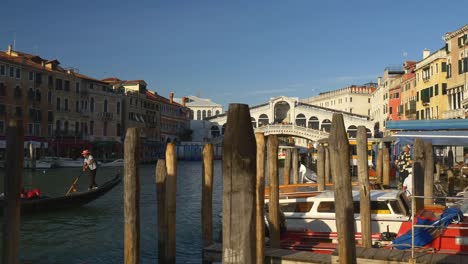 italy-venice-city-famous-grand-canal-sun-light-rialto-bridge-ferry-station-panorama-4k