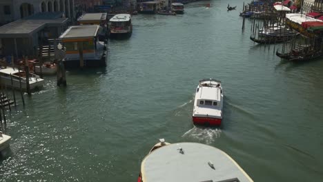 Italien-Venedig-Sonnentag-berühmten-Canal-grande-Wasser-Verkehr-Rialto-Brücke-Panorama-4k
