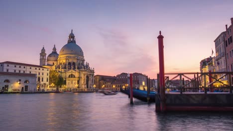 Italien-Venedig-Grand-canal-Santa-Maria-della-Salute-Basilika-Sonnenuntergang-Wasser-Verkehr-Panorama-4k-Zeitraffer