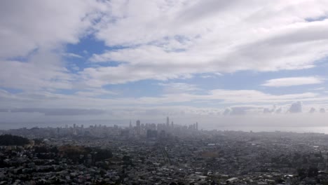 Visión-gran-angular-de-nubes-y-niebla,-pasando-por-el-centro-de-San-Francisco