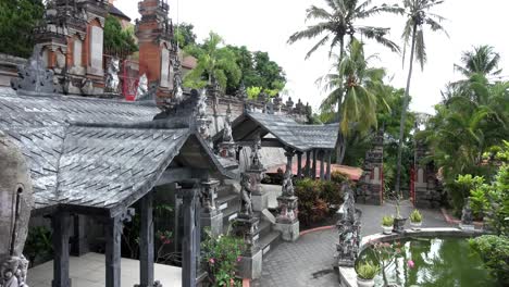 Brahmavihara-Arama-auch-bekannt-als-Vihara-Buddhas-Banjar-ist-buddhistische-Tempel-Kloster-in-Bergen-in-der-Nähe-von-Lovina-in-Nord-Bali