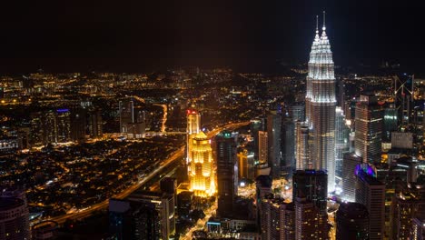 Time-Lapse---nocturno-en-la-ciudad-de-Kuala-Lumpur.-Alto-ángulo/Aerial-View.-Torres-de-Petronas-Visible