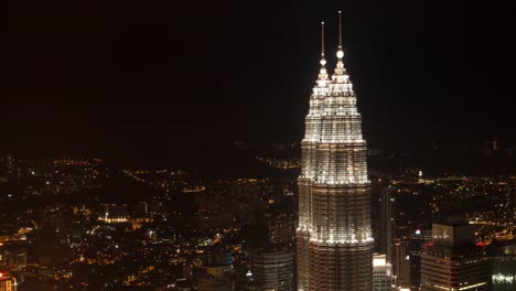 Time-Lapse---nocturno-en-la-ciudad-de-Kuala-Lumpur.-Alto-ángulo/Aerial-View.-Torres-de-Petronas-Visible