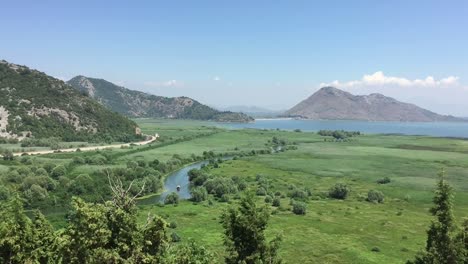 Precioso-paisaje-tranquilo-paisaje-con-cielo-verde-valle-azul-y-nubes-blancas.-Tiro-bloqueado.-Super-fondo-con-vista-al-paisaje-natural.-Paraíso.