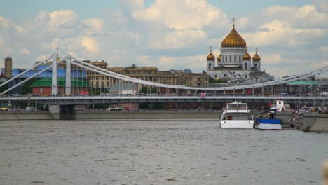 Moskau:-Kathedrale-von-Christus-der-Erlöser-Ansicht-vom-Fluss