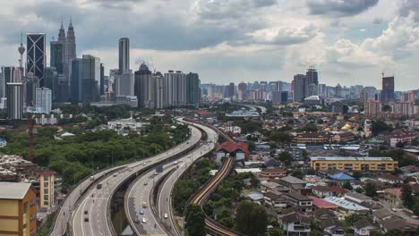 Erhöhte-Ansicht-der-Zeit-verfallen-der-Wolken-in-Kuala-Lumpur