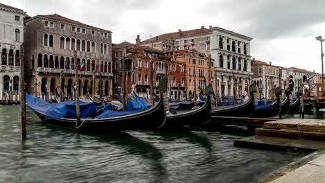 Timelapse---Gondolas-service-in-Venice