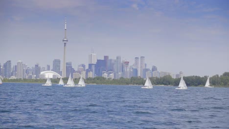 Segelboot-im-Sommer-mit-Toronto-im-sonnigen-Hintergrund