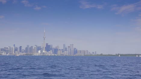 Segelboot-im-Sommer-mit-Toronto-im-sonnigen-Hintergrund