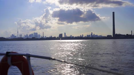 velero-en-verano-en-el-lago-ontario-toronto