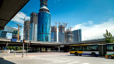 Lapso-de-tiempo-de-intenso-tráfico-y-edificios-modernos-en-la-ciudad-de-Beijing,-China.