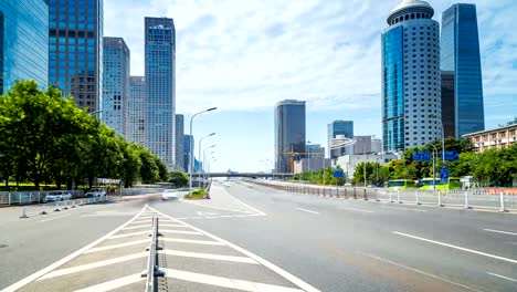 Lapso-de-tiempo-de-intenso-tráfico-y-edificios-modernos-en-la-ciudad-de-Beijing,-China.