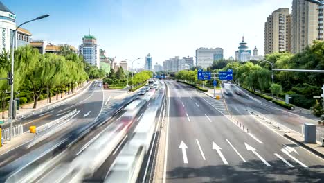 Lapso-de-tiempo-de-intenso-tráfico-y-edificios-modernos-en-la-ciudad-de-Beijing,-China.