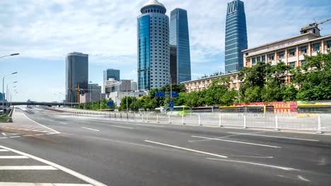 Zeitraffer-der-verkehrsreichen-und-moderne-Gebäude-in-der-Stadt-Beijing,-China.