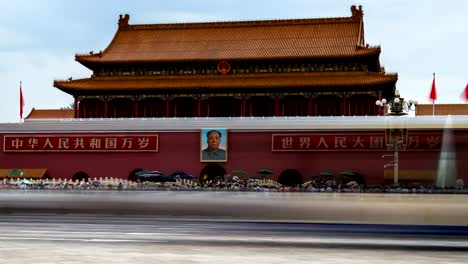 Vista-de-lapso-de-tiempo-de-las-personas-y-el-tráfico-que-pasa-fuera-de-la-Tiananmen-en-beijing,-china