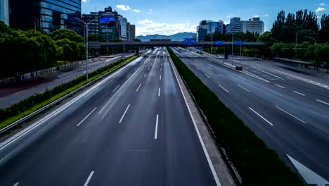 Lapso-de-tiempo-de-intenso-tráfico-y-edificios-modernos-en-la-ciudad-de-Beijing,-China.