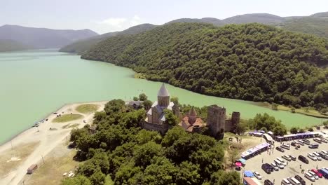 Ananuri-castillo-con-la-iglesia-en-la-orilla-del-lago,-Georgia.