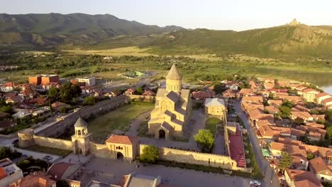 Luftaufnahme-der-Swetizchoweli-Kathedrale-in-Mzcheta,-Georgia.