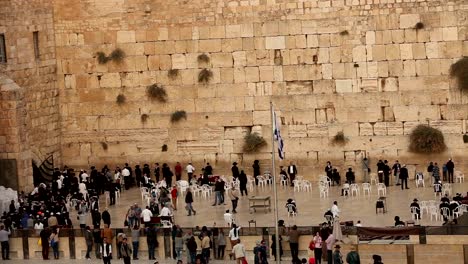 Jerusalem,-Israel,-Westwand,-Klagemauer,-hoher-Winkel-weiten-Blick-auf-jüdische-Männer-beten-und-Verehrung-an-der-Klagemauer-in-Jerusalem-breit