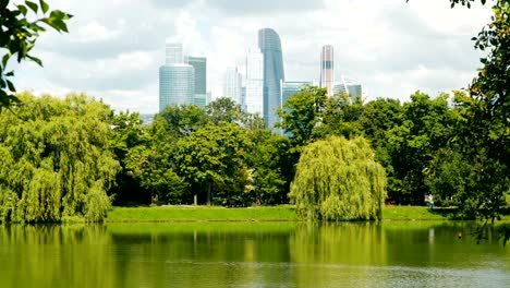 City-Park-und-Teich,-im-Hintergrund-der-Wolkenkratzer