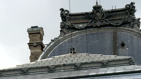 Eine-schwarze-farbige-Gebäude-in-Paris