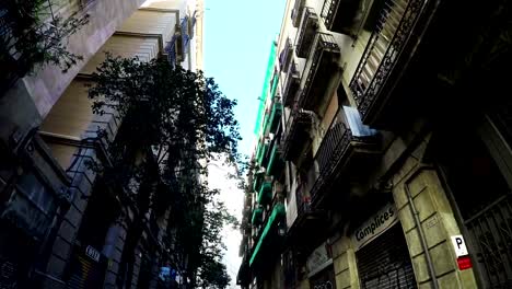 Turísticos-a-pie-pov-en-la-estrecha-calle-tradicional-de-Barcelona.