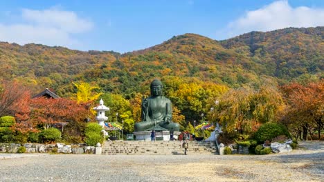 Lapso-de-tiempo-de-otoño-estatua-de-Buda-en-el-templo,-Korea.Zoom-de-Seúl-en