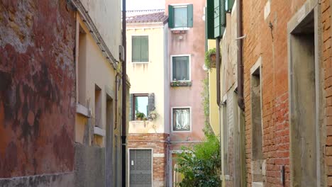 Going-through-the-narrow-streets-in-Venice