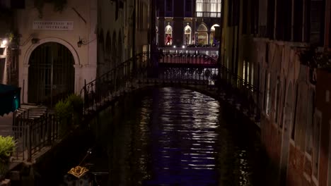 Un-barco-blanco-con-pasajeros-cruzando-el-gran-canal-en-Venecia