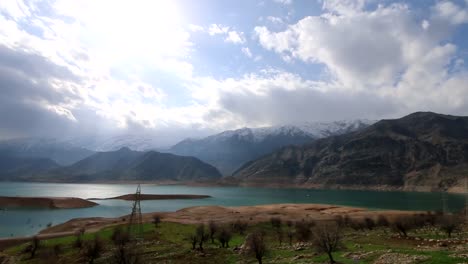 Blick-auf-den-See-und-die-Berge-im-Iran