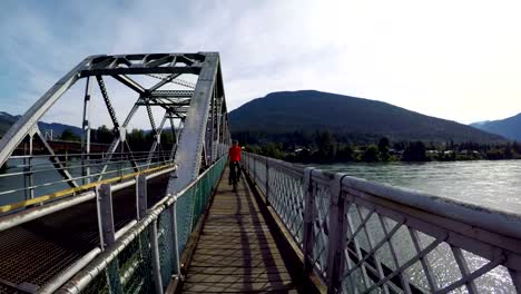 Frau-Reiten-Einrad-auf-der-Brücke-4k