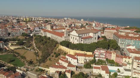 Portugal-sonnigen-Tag-Lissabon-berühmten-Viertel-Stadtbild-aerial-Panorama-4k